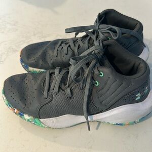 Boys Under Armour Mid High Basketball Shoes big kid size 5